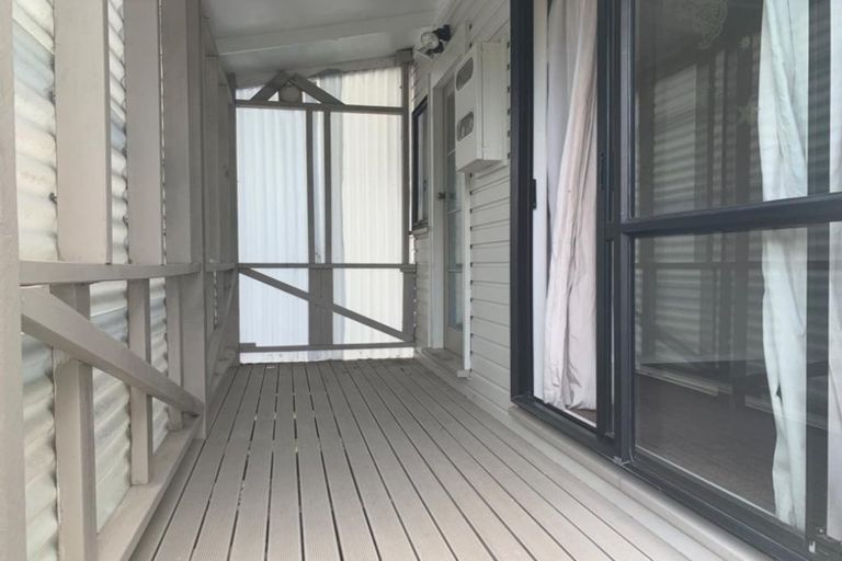 Photo of property in 1 Mark Edward Drive, Half Moon Bay, Auckland, 2012