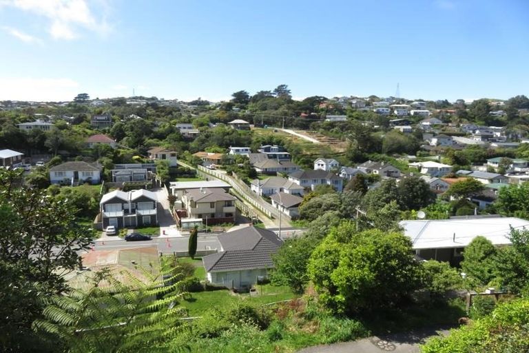 Photo of property in 10 Stella Grove, Newlands, Wellington, 6037