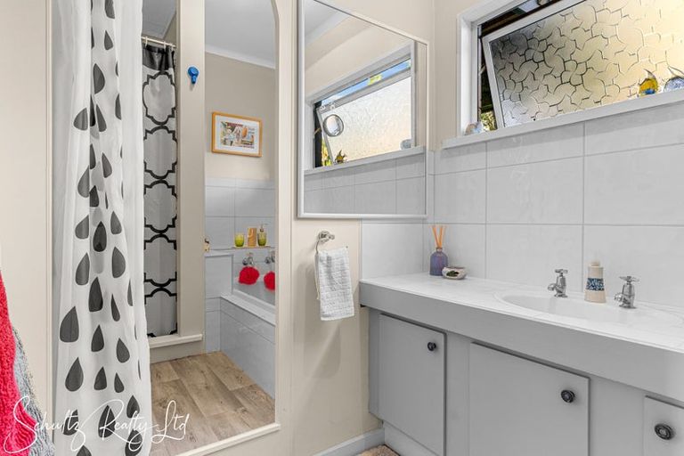 Photo of property in 23 Oxford Street, Whakapirau, 0583