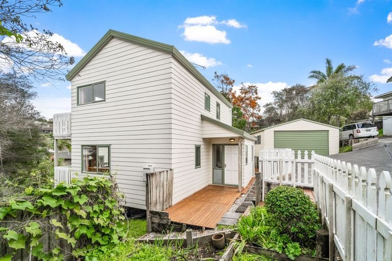 Photo of property in 32a Deverell Place, Northcross, Auckland, 0632