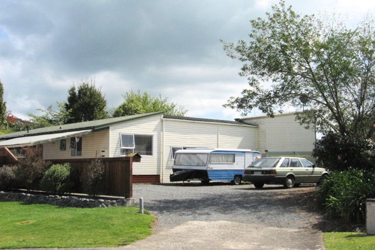 Photo of property in 15 Rika Place, Kawaha Point, Rotorua, 3010