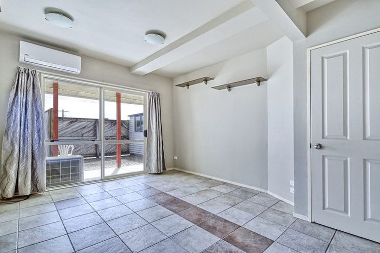 Photo of property in 46 Farquhar Road, Glendene, Auckland, 0602