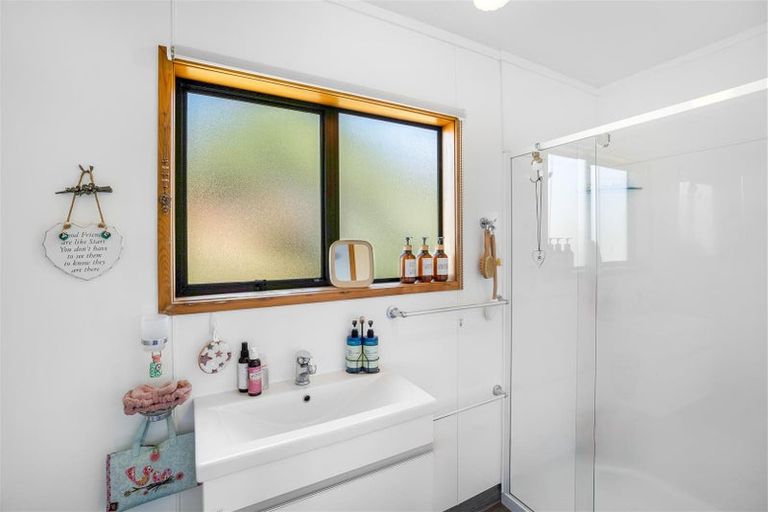 Photo of property in 6 Merehai Place, Snells Beach, 0920