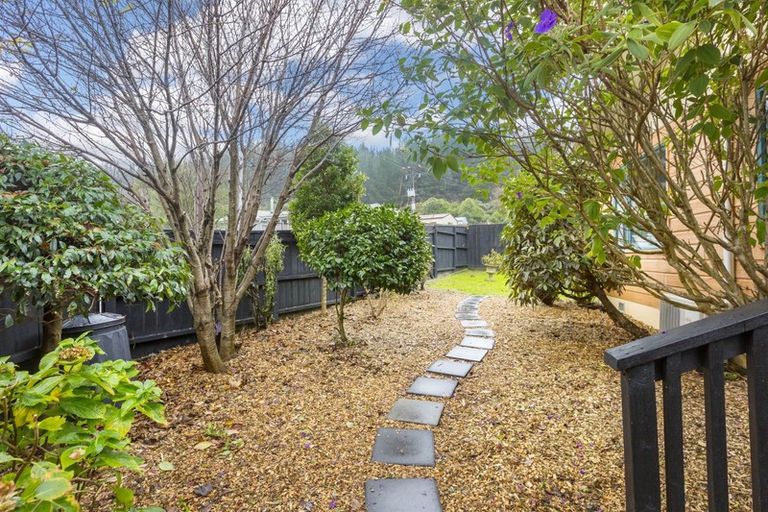 Photo of property in 2 Monarch Grove, Maoribank, Upper Hutt, 5018