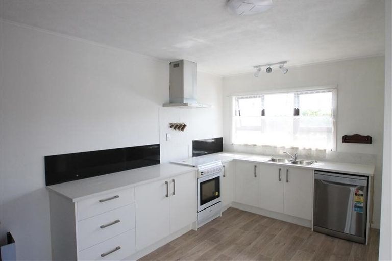 Photo of property in 17 Kirrie Avenue, Te Atatu South, Auckland, 0610