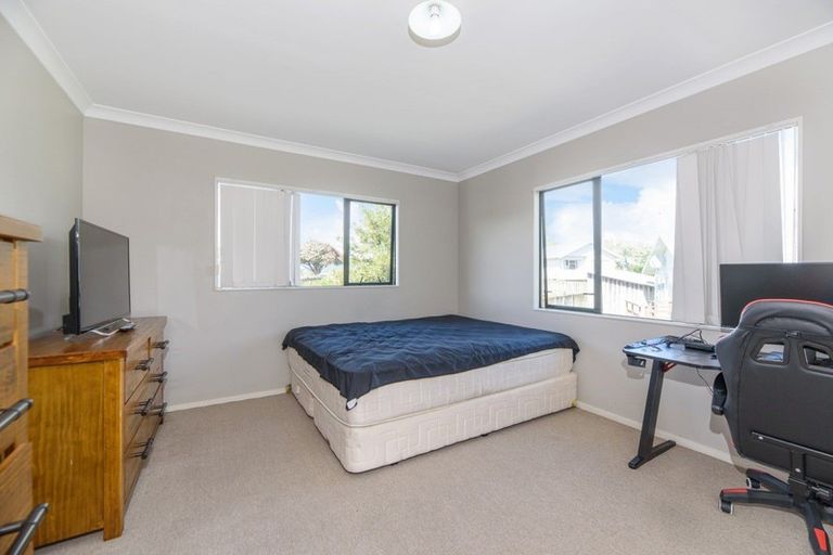 Photo of property in 12 Mediterranean Way, Goodwood Heights, Auckland, 2105