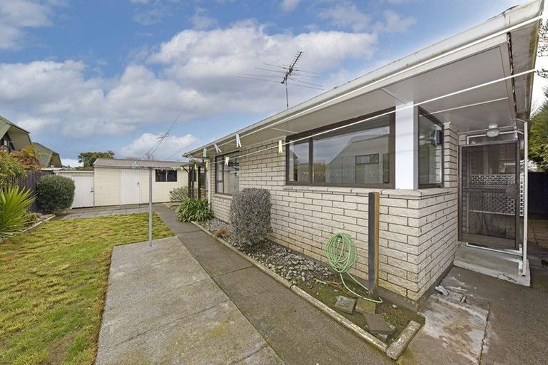 Photo of property in 2/23 Broadfell Avenue, Avonhead, Christchurch, 8042