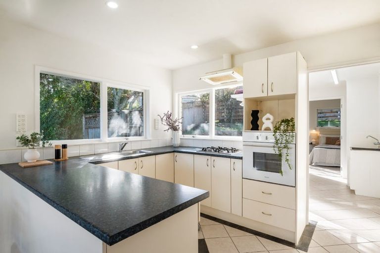 Photo of property in 2/5 Battle Place, Glenfield, Auckland, 0629