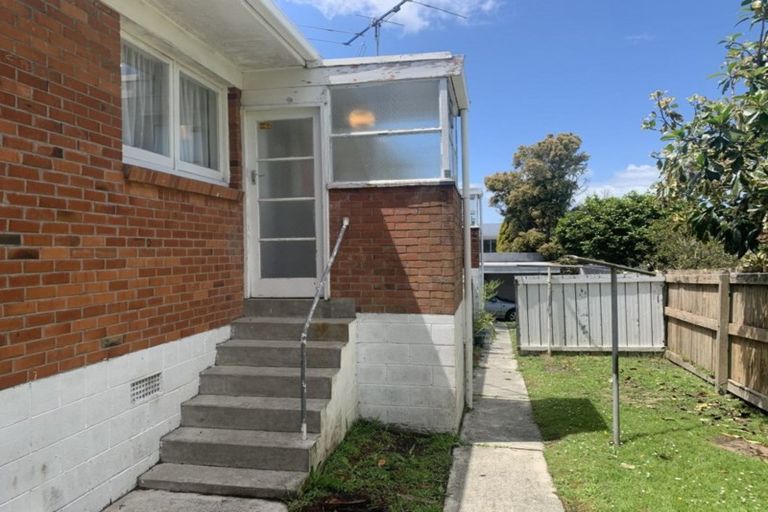 Photo of property in 2/27 Holland Road, Hillcrest, Auckland, 0627