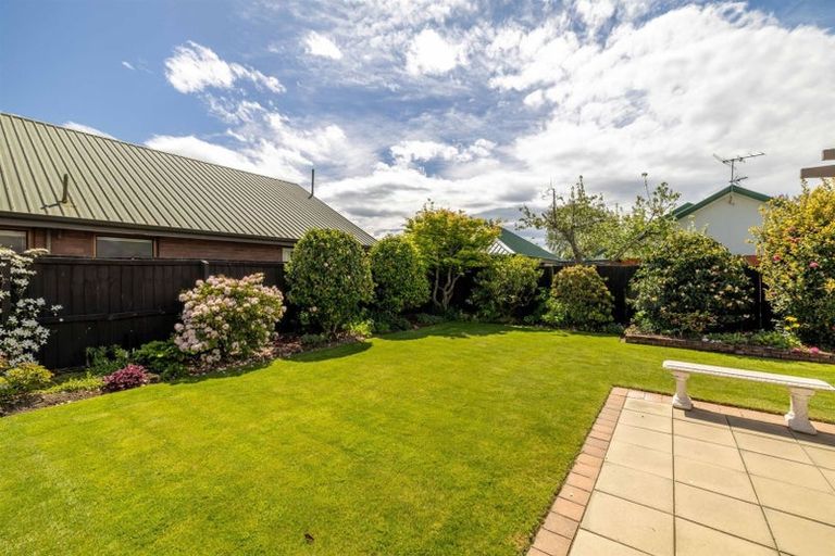 Photo of property in 8a Ringwood Place, Avonhead, Christchurch, 8042