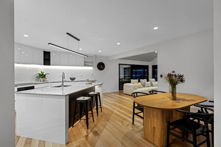 Photo of property in 25 Longfellow Parade, Glen Eden, Auckland, 0604