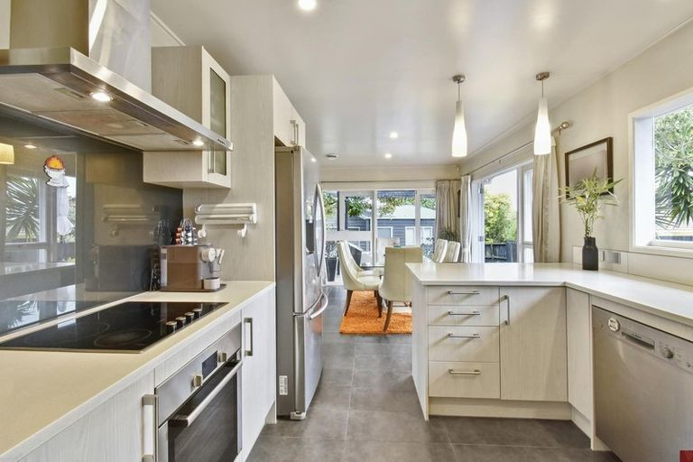 Photo of property in 17 Glenmore Road, Sunnyhills, Auckland, 2010