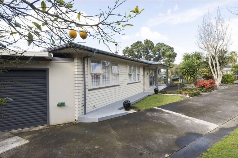 Photo of property in 1/8 Borrowdace Avenue, Botany Downs, Auckland, 2010