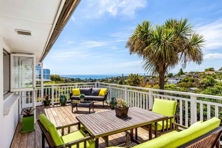 Photo of property in 1/2 Elizabeth Place, Mairangi Bay, Auckland, 0630