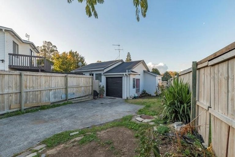 Photo of property in 2/6 Eulogy Place, Randwick Park, Auckland, 2105