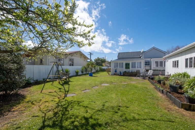 Photo of property in 3 Preston Street, Eltham, 4322