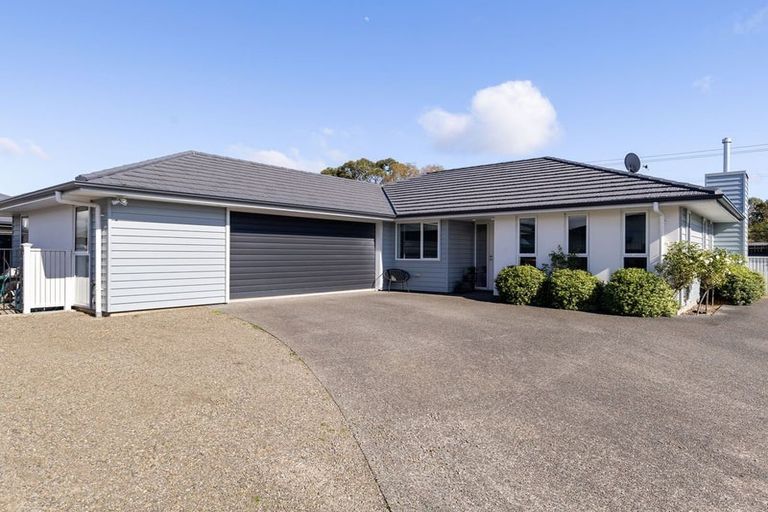 Photo of property in 111 Johnstone Drive, Fitzherbert, Palmerston North, 4410