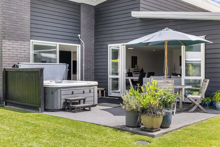 Photo of property in 11 Fred White Drive, Kumeu, 0810