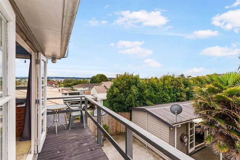 Photo of property in 37 Strid Road, Te Atatu South, Auckland, 0610