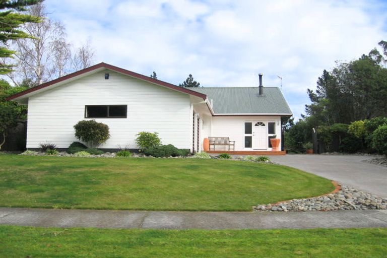 Photo of property in 27 Heathcote Place, Fitzherbert, Palmerston North, 4410