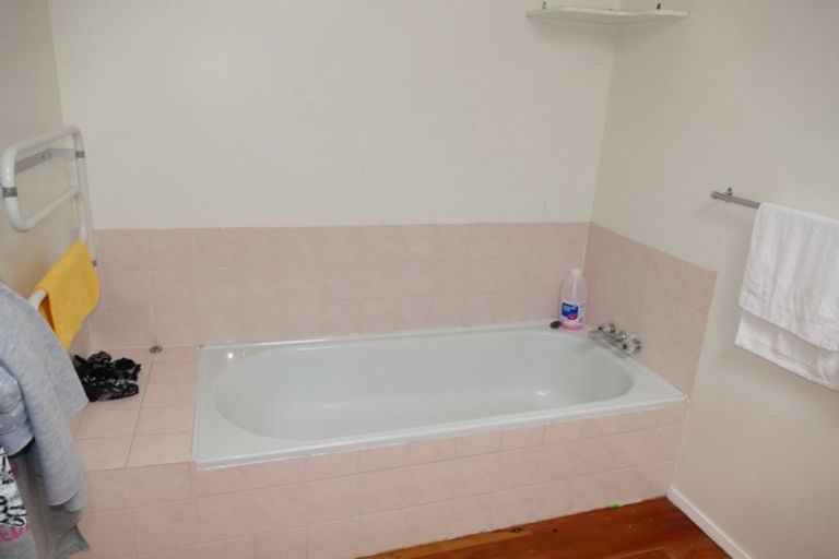 Photo of property in 23 Tobruk Crescent, Milford, Auckland, 0620