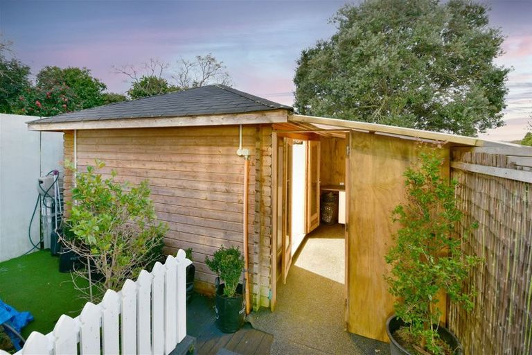 Photo of property in 76 Chivalry Road, Glenfield, Auckland, 0629