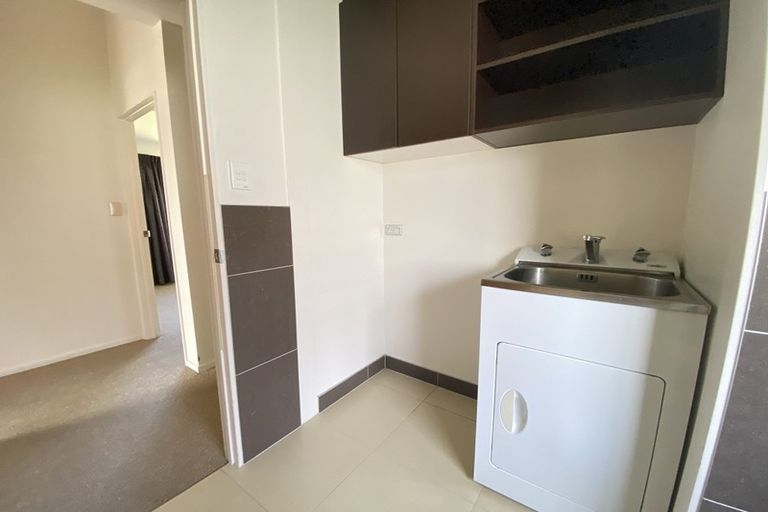 Photo of property in 1/76 Target Road, Totara Vale, Auckland, 0629