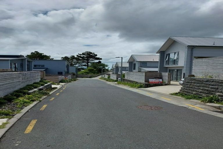 Photo of property in 10 Brindle Way, Newlands, Wellington, 6037