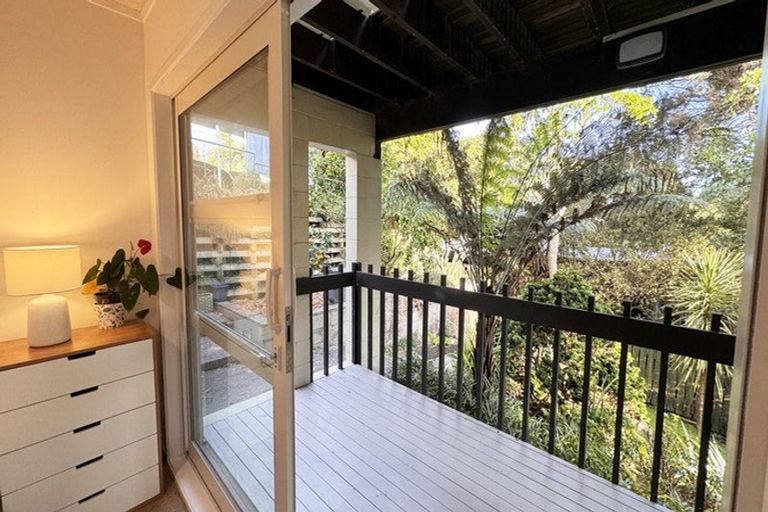 Photo of property in 8 Langstone Place, Chatswood, Auckland, 0626