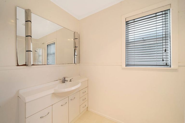 Photo of property in 16 Coniston Avenue, Te Atatu South, Auckland, 0610