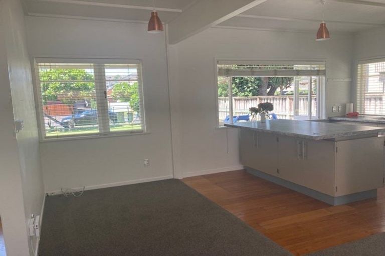 Photo of property in 15 Hattaway Avenue, Bucklands Beach, Auckland, 2012