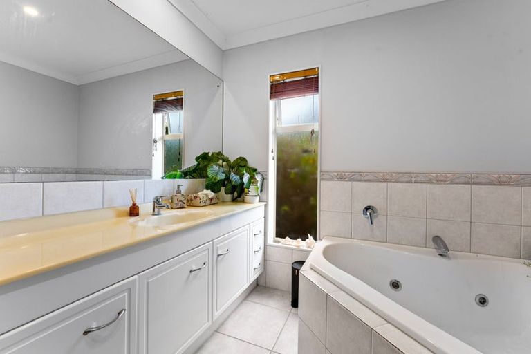 Photo of property in 12 Stonedge Lane, Rosedale, Auckland, 0632