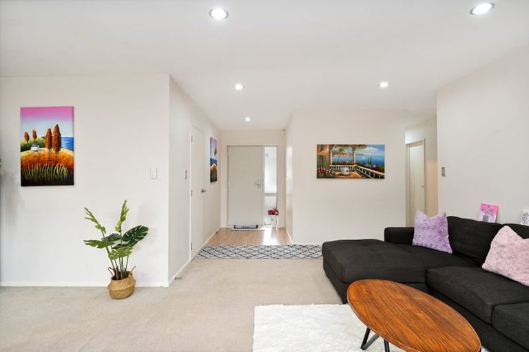 Photo of property in 5 Nirmal Place, Sunnyvale, Auckland, 0612