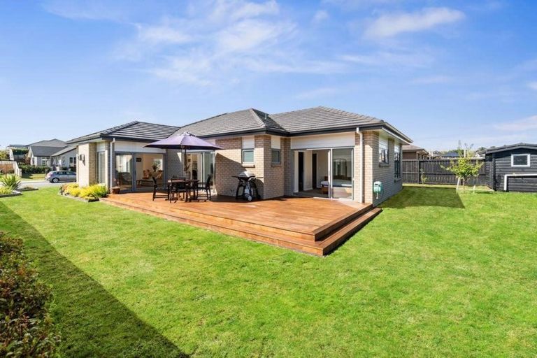 Photo of property in 8 Eric Farley Drive, Kumeu, 0810