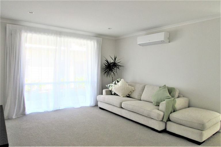 Photo of property in 10 Cromwell Point, Newlands, Wellington, 6037