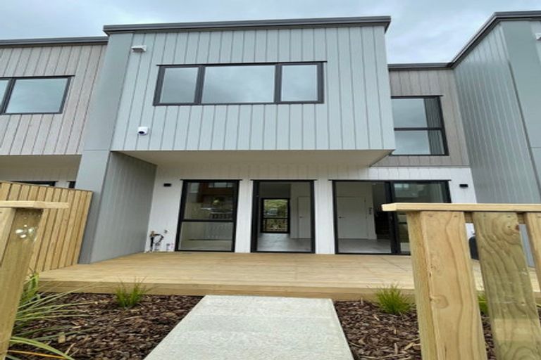 Photo of property in 132e Tiriwa Drive, Massey, Auckland, 0614