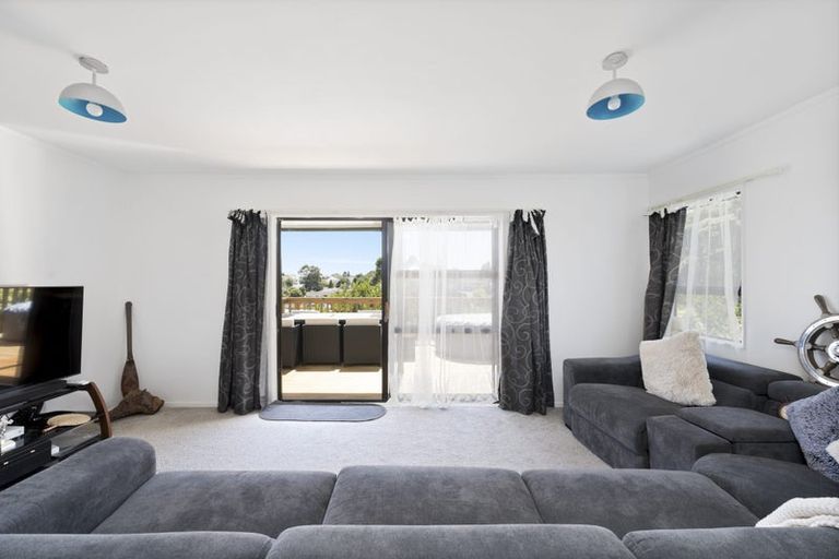 Photo of property in 4/92 Awaroa Road, Sunnyvale, Auckland, 0612