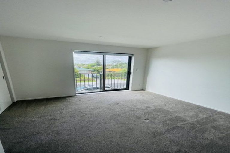 Photo of property in 1/1 Sylvan Crescent, Te Atatu South, Auckland, 0610