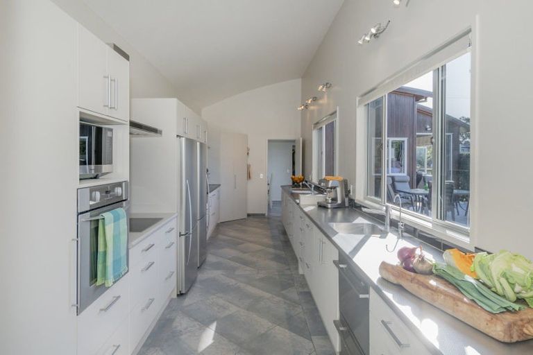 Photo of property in 17 Hahei Beach Road, Hahei, Whitianga, 3591