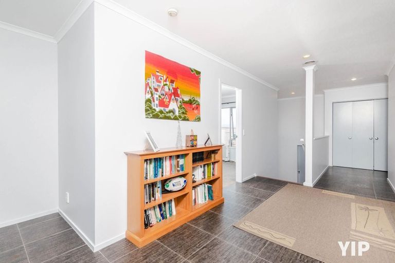 Photo of property in 12 Dress Circle, Newlands, Wellington, 6037