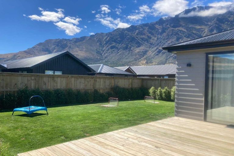 Photo of property in 32 Cheviot Street, Jacks Point, 9371