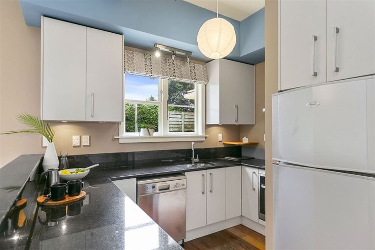 Photo of property in 17 Fairview Crescent, Kelburn, Wellington, 6012