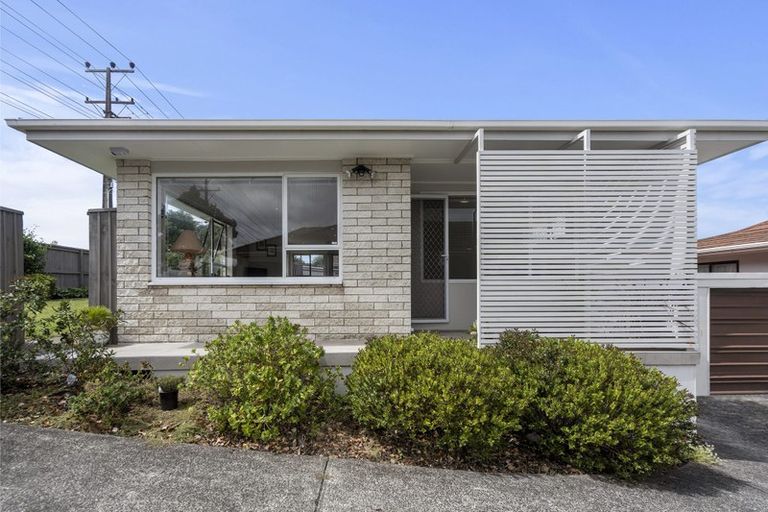 Photo of property in 1/141 Chivalry Road, Glenfield, Auckland, 0629