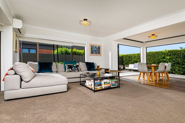 Photo of property in 2/27 Milford Road, Milford, Auckland, 0620