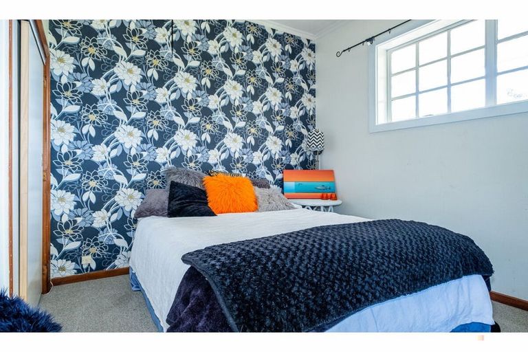 Photo of property in 72 Timaru Road, Waimate, 7924