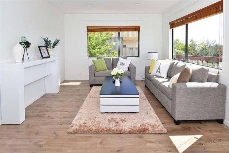 Photo of property in 1/21 Jumento Place, Unsworth Heights, Auckland, 0632