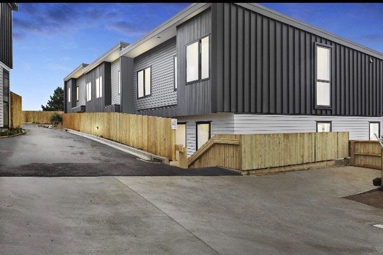 Photo of property in 2/62 Spenmoor Street, Newlands, Wellington, 6037