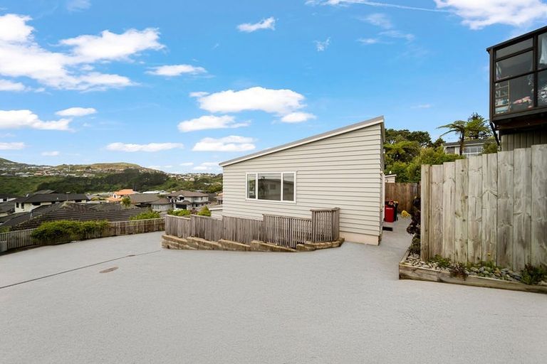 Photo of property in 3a Hillview Crescent, Paparangi, Wellington, 6037
