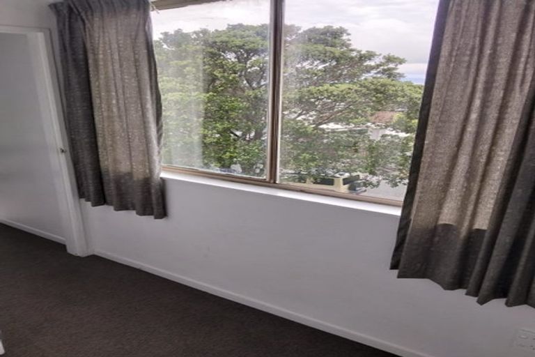 Photo of property in 112 Akaroa Drive, Maupuia, Wellington, 6022