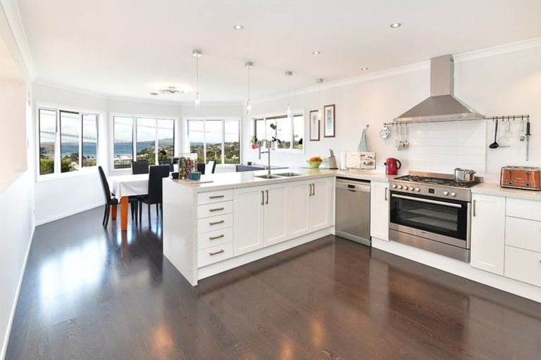 Photo of property in 1/56 Woodlands Crescent, Browns Bay, Auckland, 0630